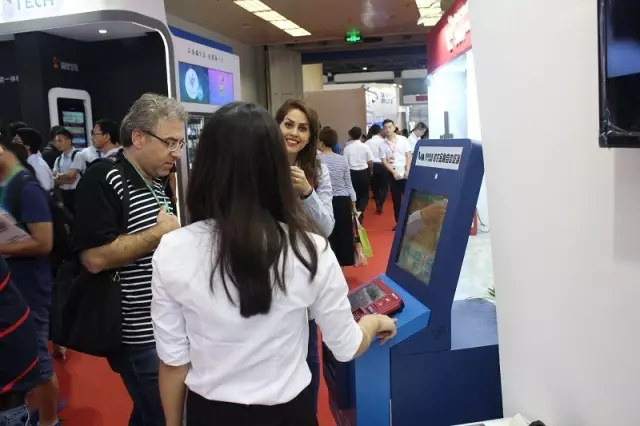 國外友人了解并體驗(yàn)旭子助農(nóng)自助終端