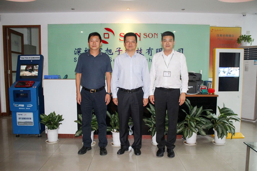 曲顯斌黨委書記、王永峰董事長、李玉剛常務(wù)副會長合影