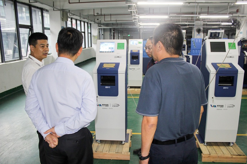 王永峰董事長介紹智能收鈔寶的應(yīng)用領(lǐng)域