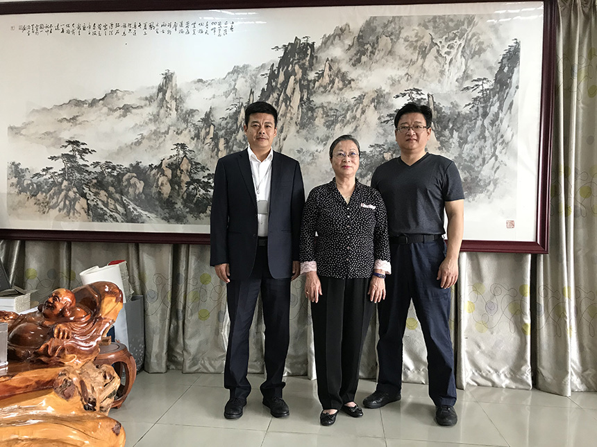 王永峰董事長、王梅董事長、余守仁總經(jīng)理合影 王永峰董事長、王梅董事長、余守仁總經(jīng)理合影