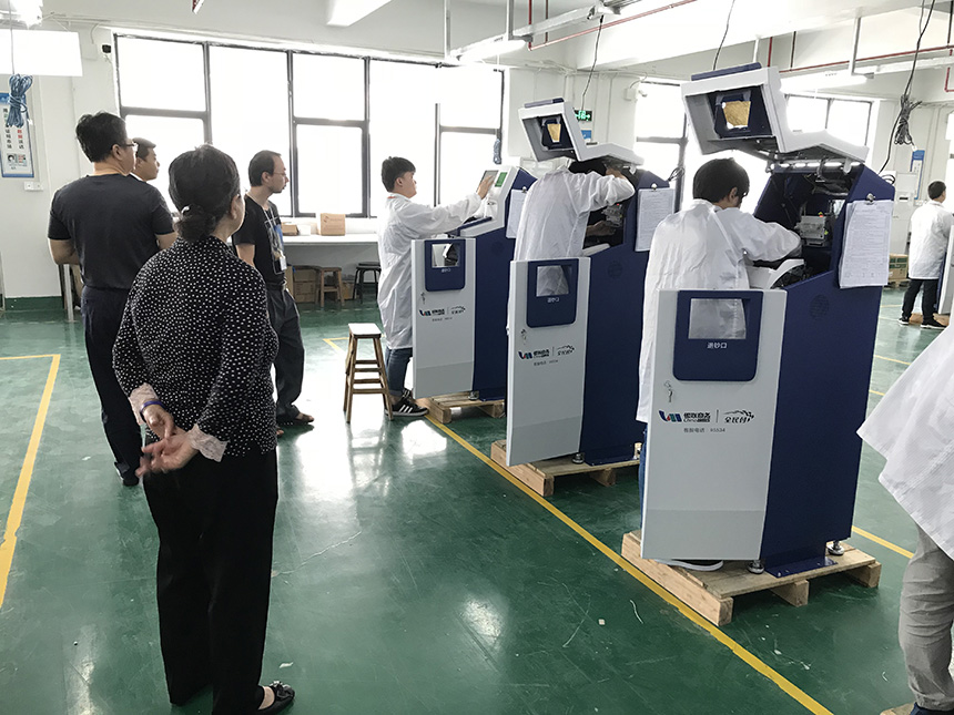 王梅董事長參觀旭子自助終端制造中心 王梅董事長參觀旭子自助終端制造中心