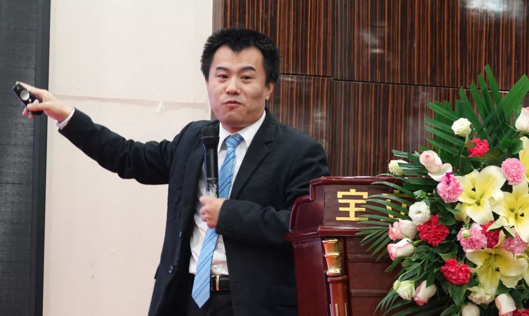 華夏易道私董會(huì)創(chuàng)始人、深圳市金融服務(wù)外包協(xié)會(huì)理事、培訓(xùn)委員會(huì)副主任委員堅(jiān)鵬 華夏易道私董會(huì)創(chuàng)始人、深圳市金融服務(wù)外包協(xié)會(huì)理事、培訓(xùn)委員會(huì)副主任委員堅(jiān)鵬