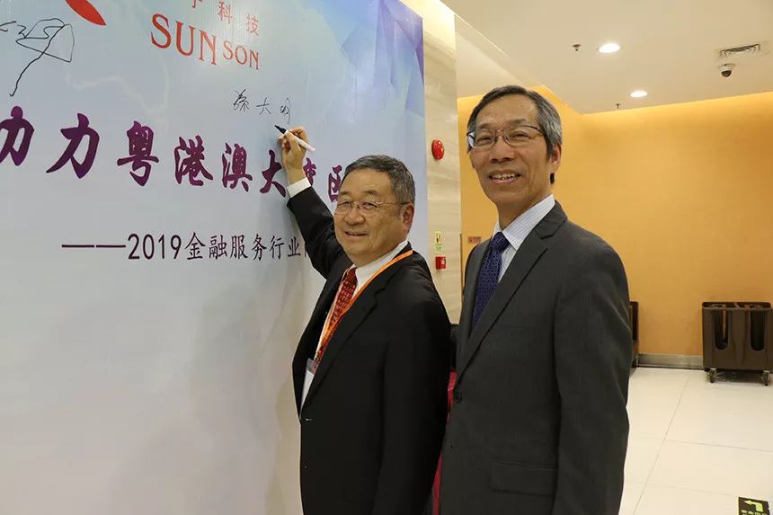 陳永昌總裁和宸鴻科技集團(tuán)總裁兼首席執(zhí)行官、宸展光電董事長(zhǎng)孫大明(左)合影 陳永昌總裁和宸鴻科技集團(tuán)總裁兼首席執(zhí)行官、宸展光電董事長(zhǎng)孫大明(左)合影