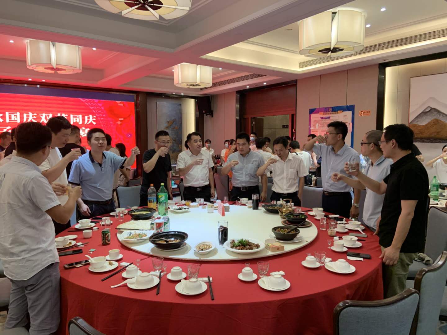 中秋國(guó)慶雙節(jié)同慶，旭子家人團(tuán)圓宴